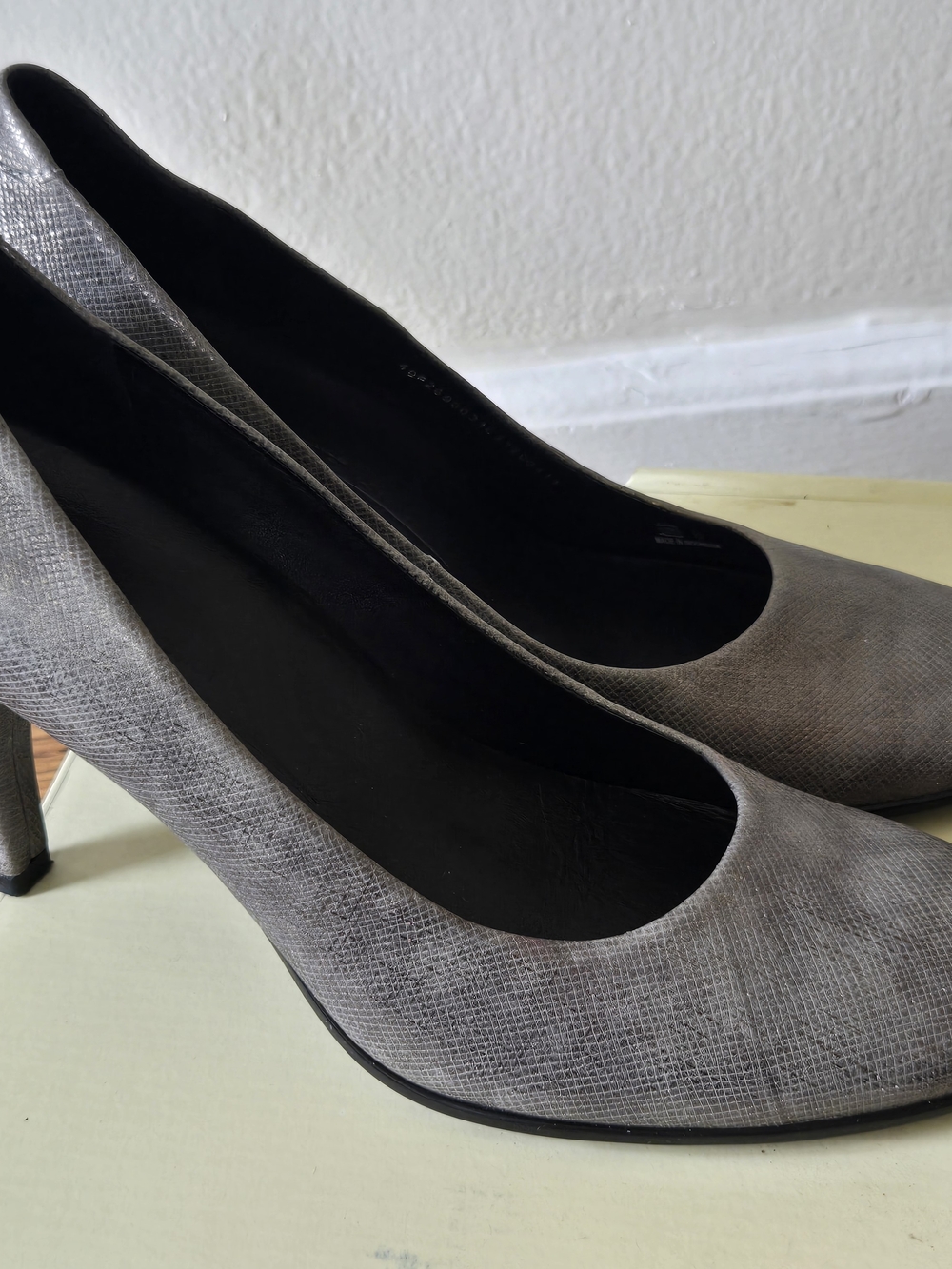 Ecco Classic Gray Women's Pointed-Toe Pumps